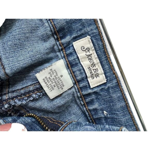 St. John's Bay Womens Denim Shorts Stretch Mid Length Blue Wash Size 4 - Picture 3 of 4